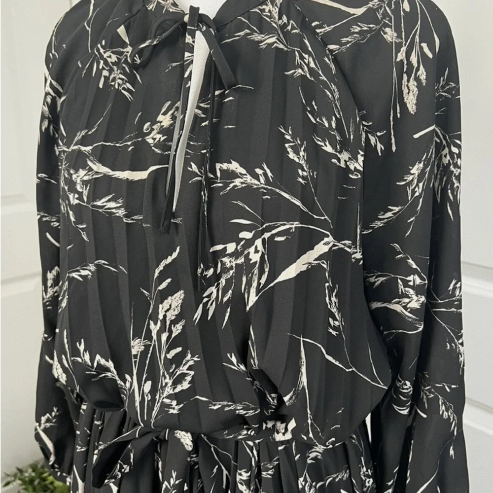 SOLD H&M Women’s Black White Floral Pleated 3/4 Sleeve Tie Waist Midi Dress - Picture 4 of 9